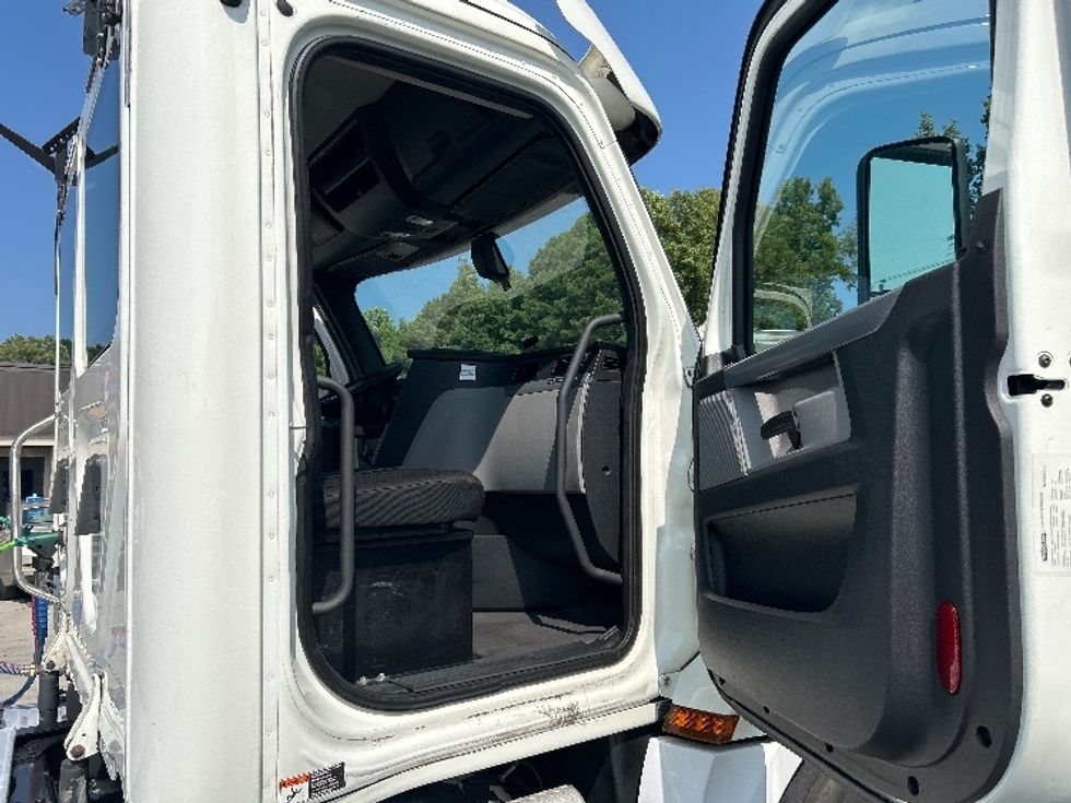 Day Cab Tractor-Heavy Duty Tractors-Freightliner-2018-T12664ST-Cleveland-TN-819,694\n\t\tmiles-$ 27,500 - Image 12