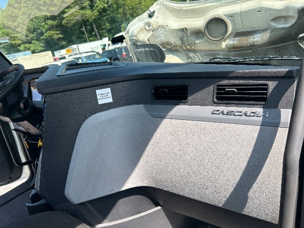 Day Cab Tractor-Heavy Duty Tractors-Freightliner-2018-T12664ST-Cleveland-TN-819,694\n\t\tmiles-$ 27,500 - Image 13