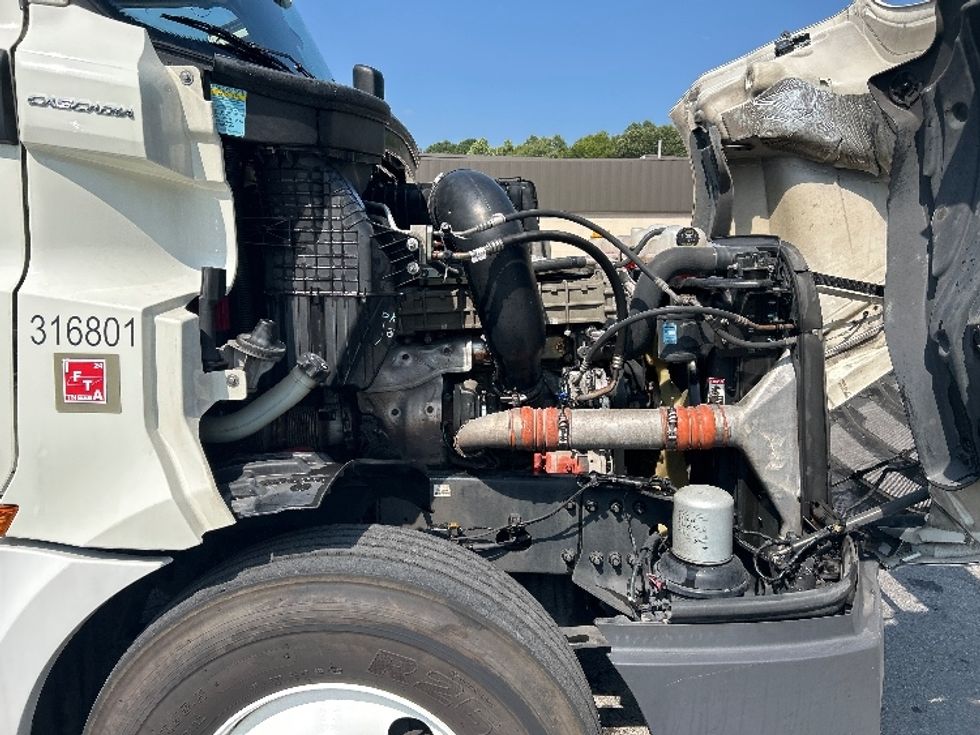 Day Cab Tractor-Heavy Duty Tractors-Freightliner-2018-T12664ST-Cleveland-TN-819,694\n\t\tmiles-$ 27,500 - Image 15