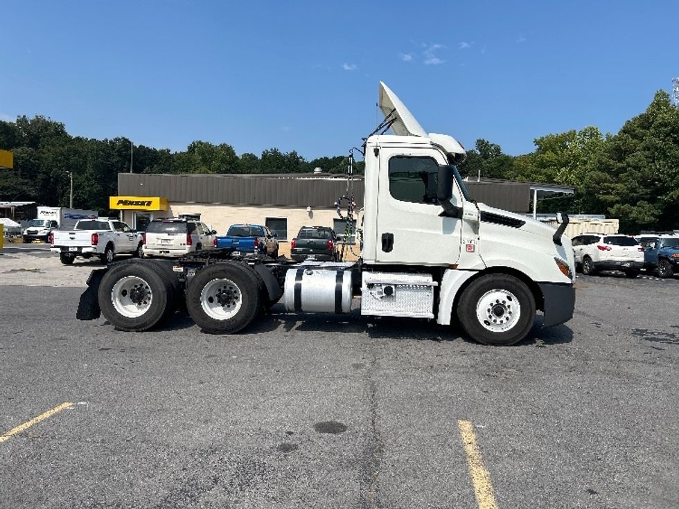 Day Cab Tractor-Heavy Duty Tractors-Freightliner-2018-T12664ST-Cleveland-TN-819,694\n\t\tmiles-$ 27,500 - Image 8