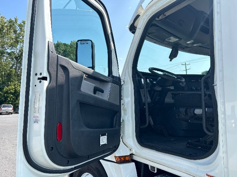 Day Cab Tractor-Heavy Duty Tractors-Freightliner-2018-T12664ST-Cleveland-TN-819,694\n\t\tmiles-$ 27,500 - Image 9