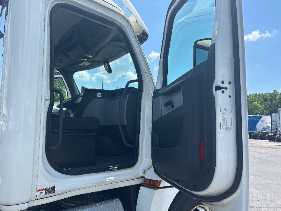 Day Cab Tractor-Heavy Duty Tractors-Freightliner-2018-T12664ST-Columbus-OH-299,046\n\t\tmiles-$ 47,500 - Image 12