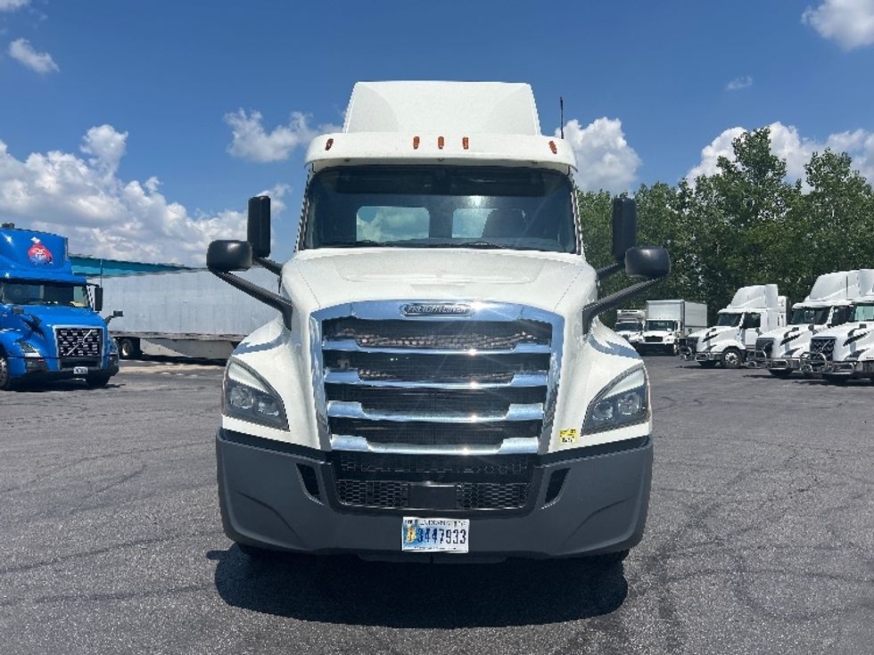 Day Cab Tractor-Heavy Duty Tractors-Freightliner-2018-T12664ST-Columbus-OH-299,046\n\t\tmiles-$ 47,500 - Image 2