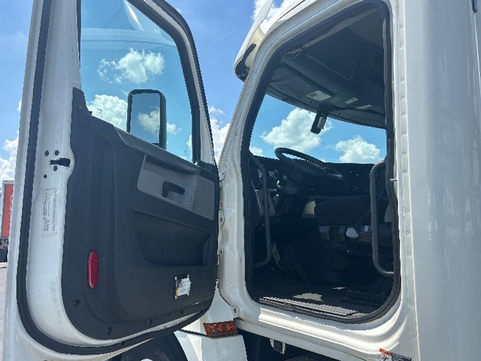 Day Cab Tractor-Heavy Duty Tractors-Freightliner-2018-T12664ST-Columbus-OH-299,046\n\t\tmiles-$ 47,500 - Image 9