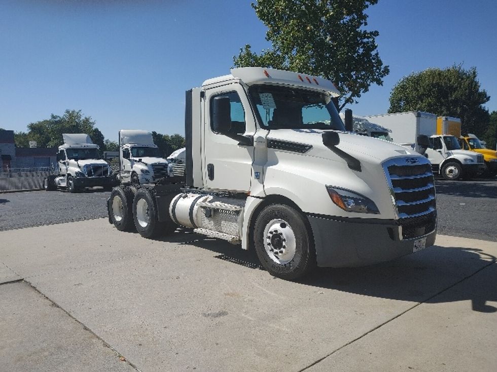 Day Cab Tractor-Heavy Duty Tractors-Freightliner-2018-T12664ST-Concord-NC-448,504\n\t\tmiles-$ 39,750 - Image 1