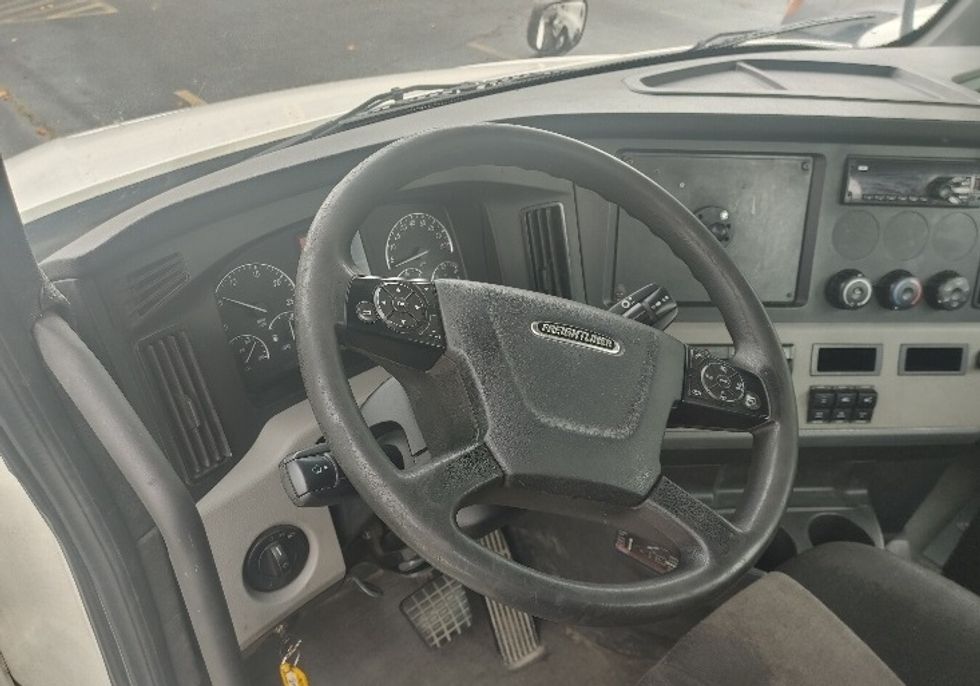 Day Cab Tractor-Heavy Duty Tractors-Freightliner-2018-T12664ST-Concord-NC-448,504\n\t\tmiles-$ 39,750 - Image 10