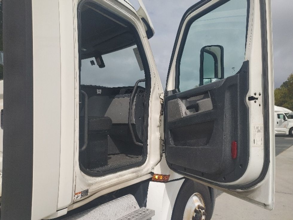Day Cab Tractor-Heavy Duty Tractors-Freightliner-2018-T12664ST-Concord-NC-448,504\n\t\tmiles-$ 39,750 - Image 12