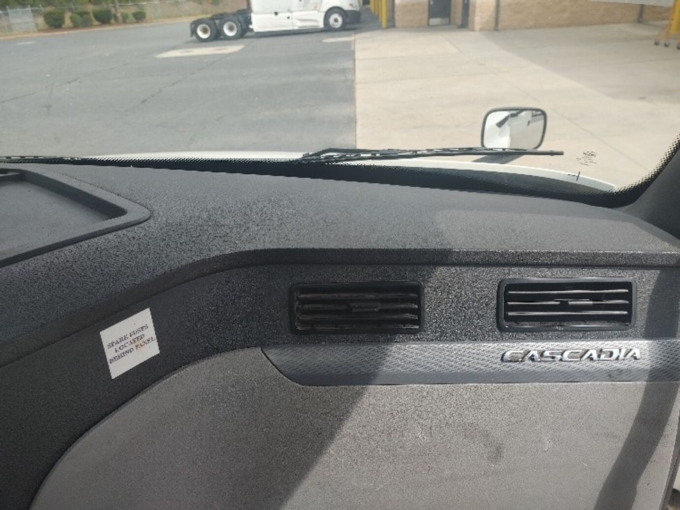 Day Cab Tractor-Heavy Duty Tractors-Freightliner-2018-T12664ST-Concord-NC-448,504\n\t\tmiles-$ 39,750 - Image 13