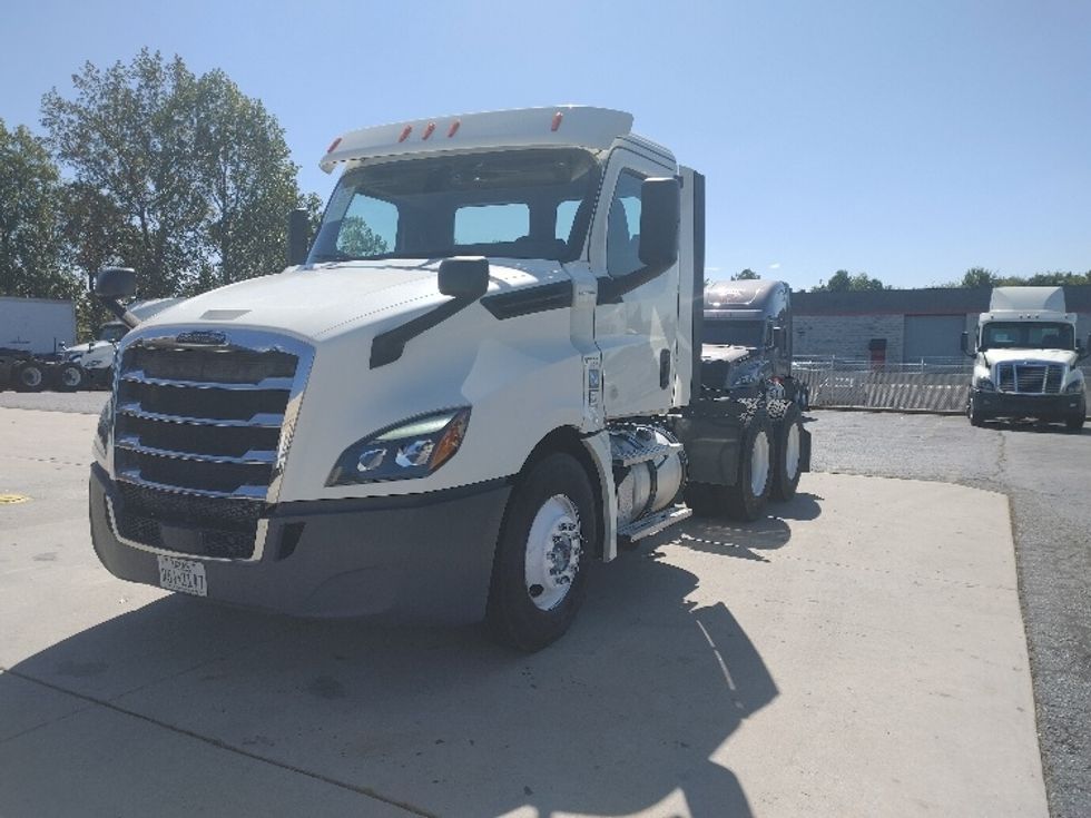 Day Cab Tractor-Heavy Duty Tractors-Freightliner-2018-T12664ST-Concord-NC-448,504\n\t\tmiles-$ 39,750 - Image 3