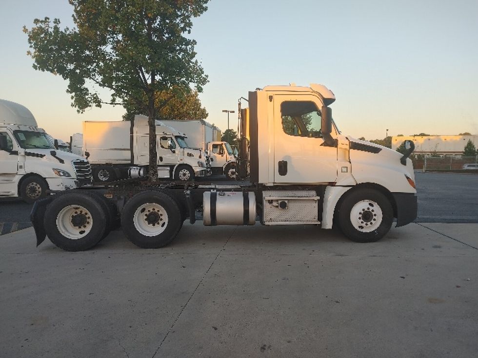 Day Cab Tractor-Heavy Duty Tractors-Freightliner-2018-T12664ST-Concord-NC-448,504\n\t\tmiles-$ 39,750 - Image 8