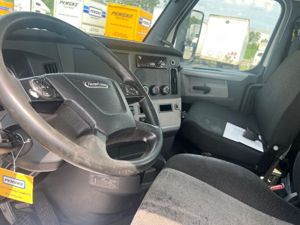 2018 Freightliner Cascadia 126" Day cab photo 10