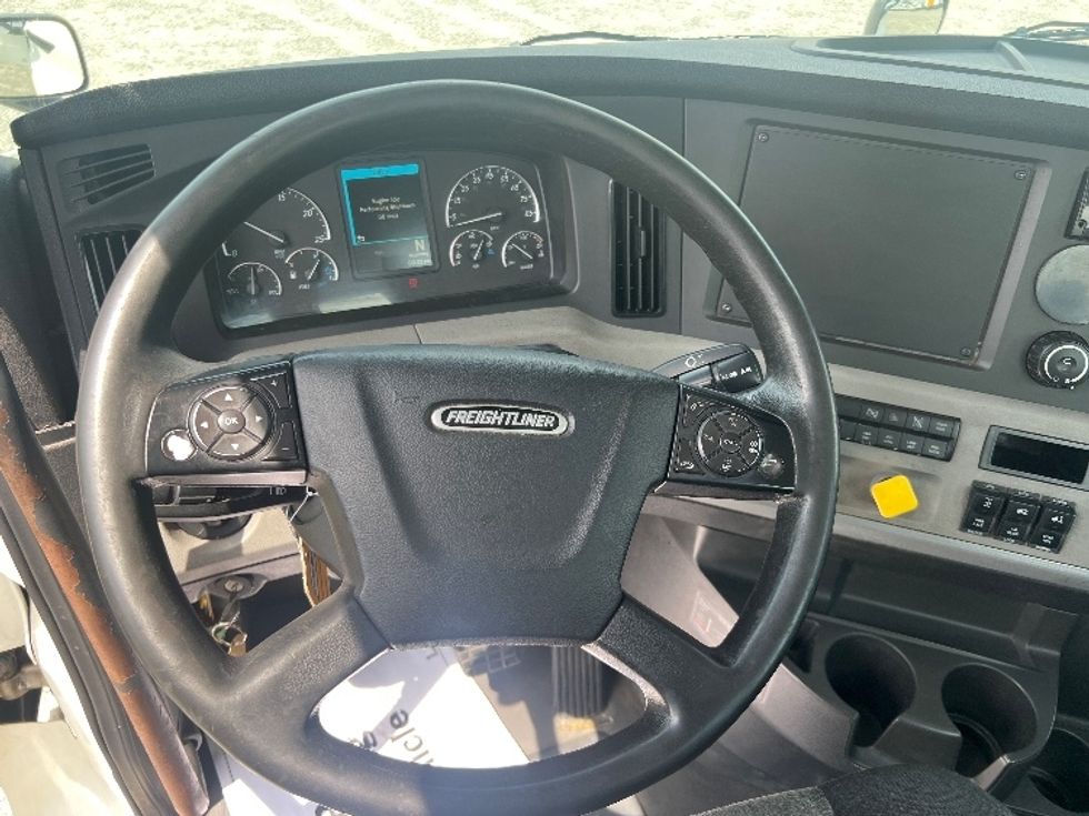 2018 Freightliner Cascadia 126" Day cab photo 11