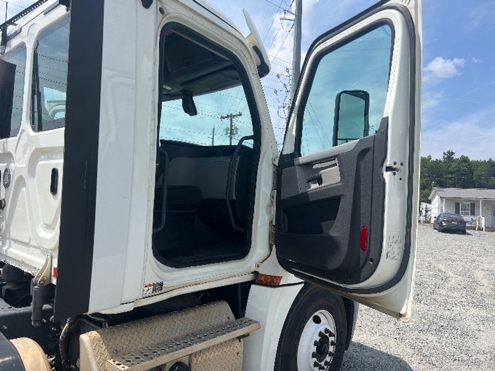 2018 Freightliner Cascadia 126" Day cab photo 12
