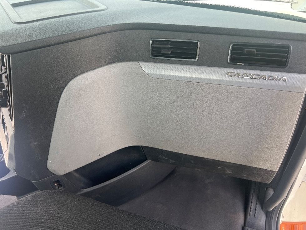 Day Cab Tractor-Heavy Duty Tractors-Freightliner-2018-T12664ST-Concord-NC-503,255\n\t\tmiles-$ 41,250 - Image 13