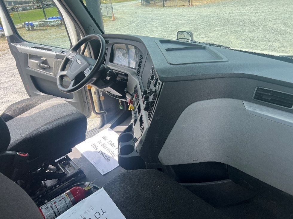 2018 Freightliner Cascadia 126" Day cab photo 13