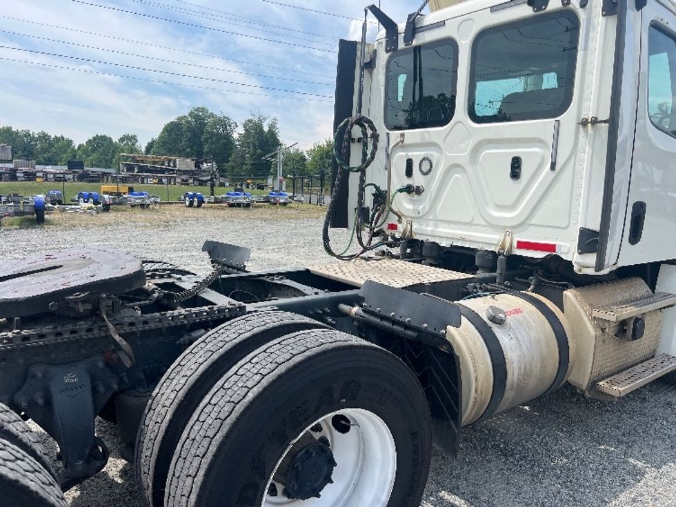 2018 Freightliner Cascadia 126" Day cab photo 16