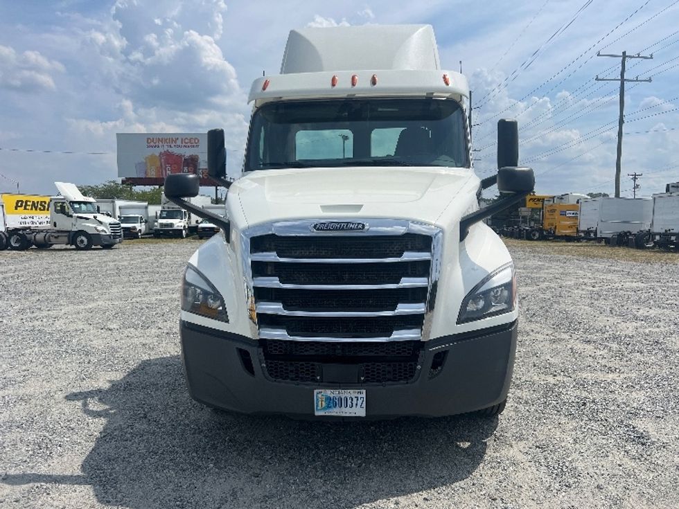 2018 Freightliner Cascadia 126" Day cab photo 2