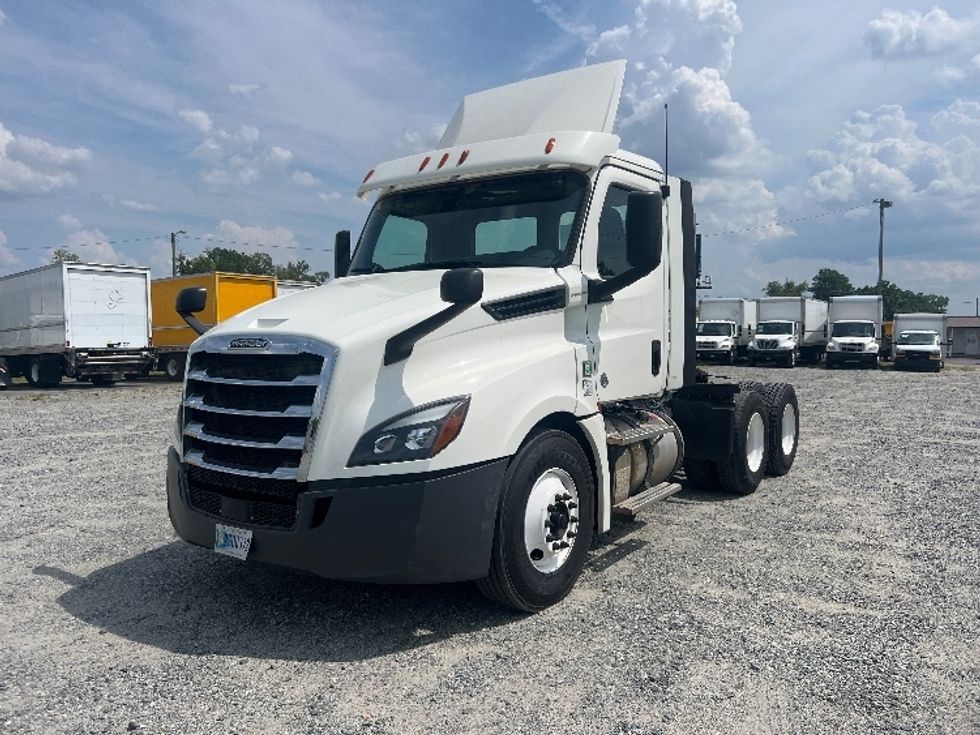 2018 Freightliner Cascadia 126" Day cab photo 3
