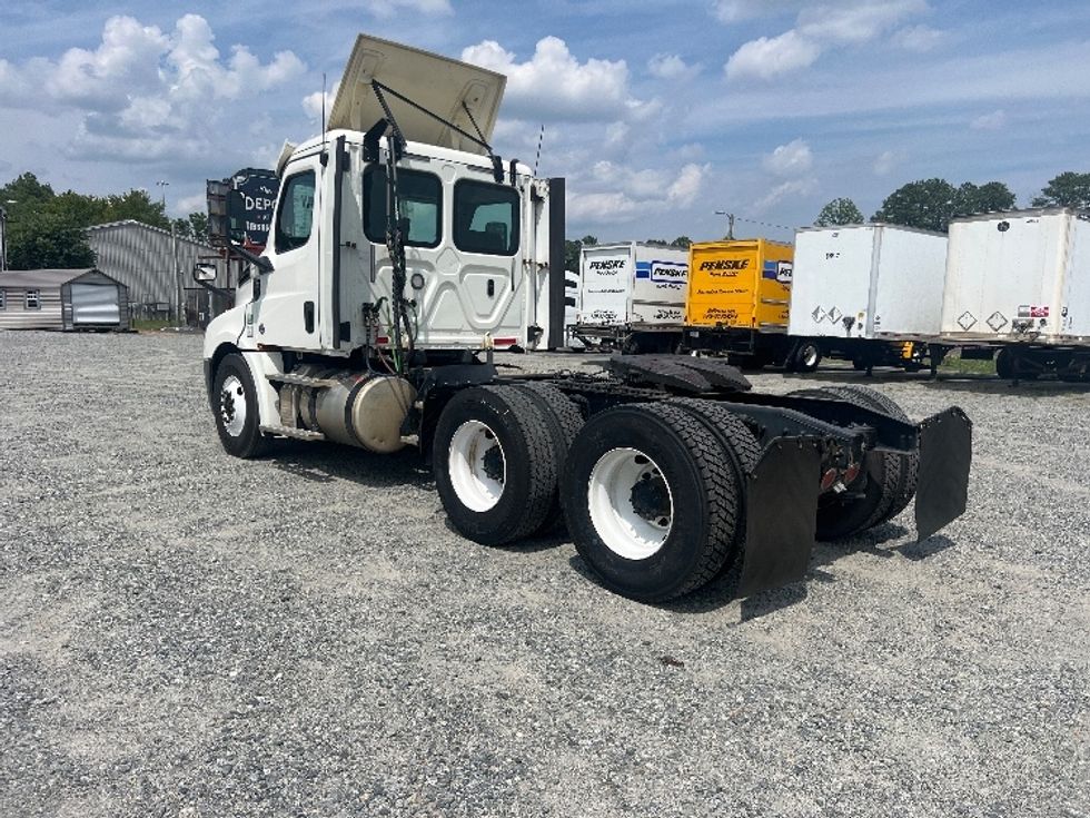 2018 Freightliner Cascadia 126" Day cab photo 5