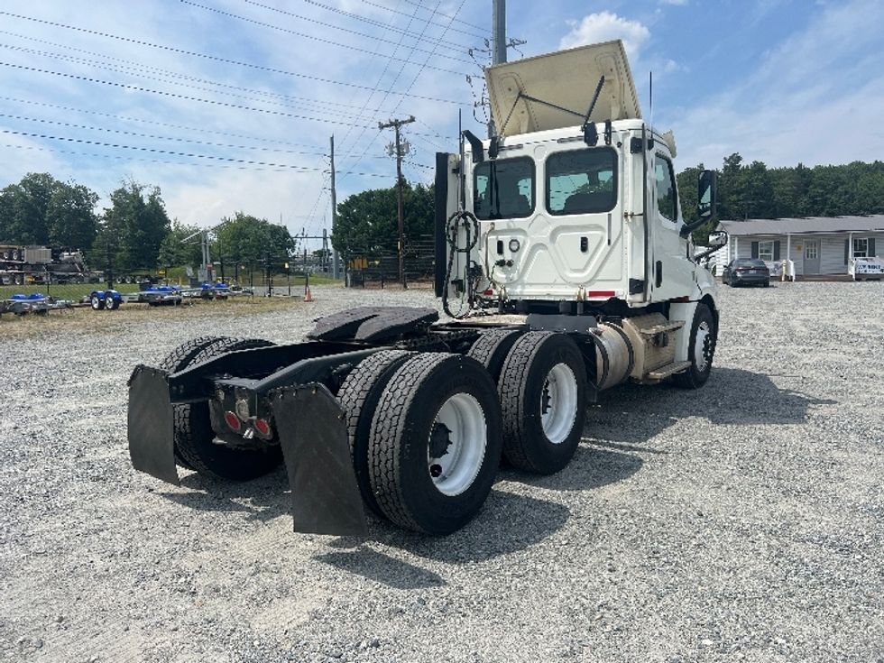 2018 Freightliner Cascadia 126" Day cab photo 7