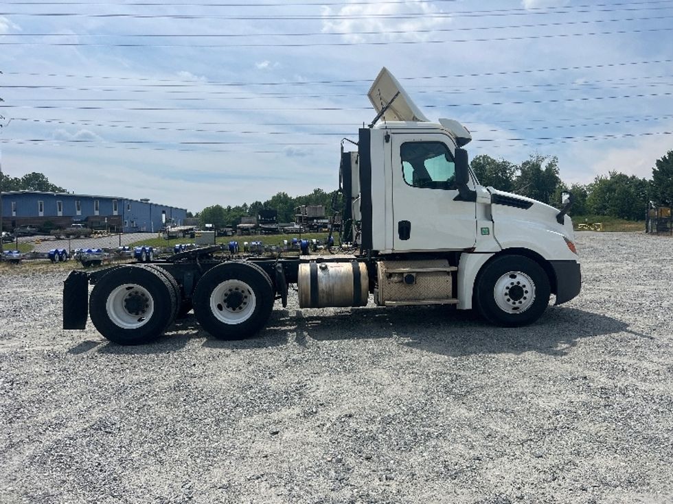 2018 Freightliner Cascadia 126" Day cab photo 8