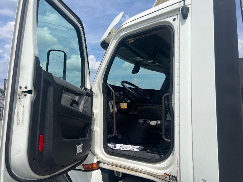 2018 Freightliner Cascadia 126" Day cab photo 9