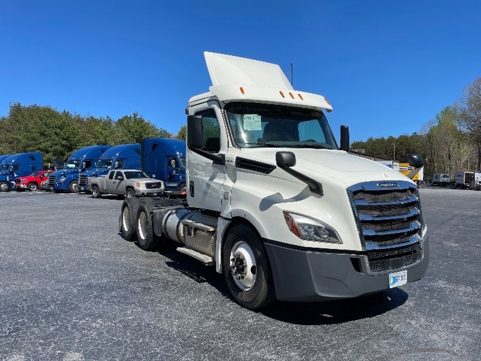 Day Cab Tractor-Heavy Duty Tractors-Freightliner-2018-T12664ST-Conover-NC-394,378\n\t\tmiles-$ 46,000 - Image 1