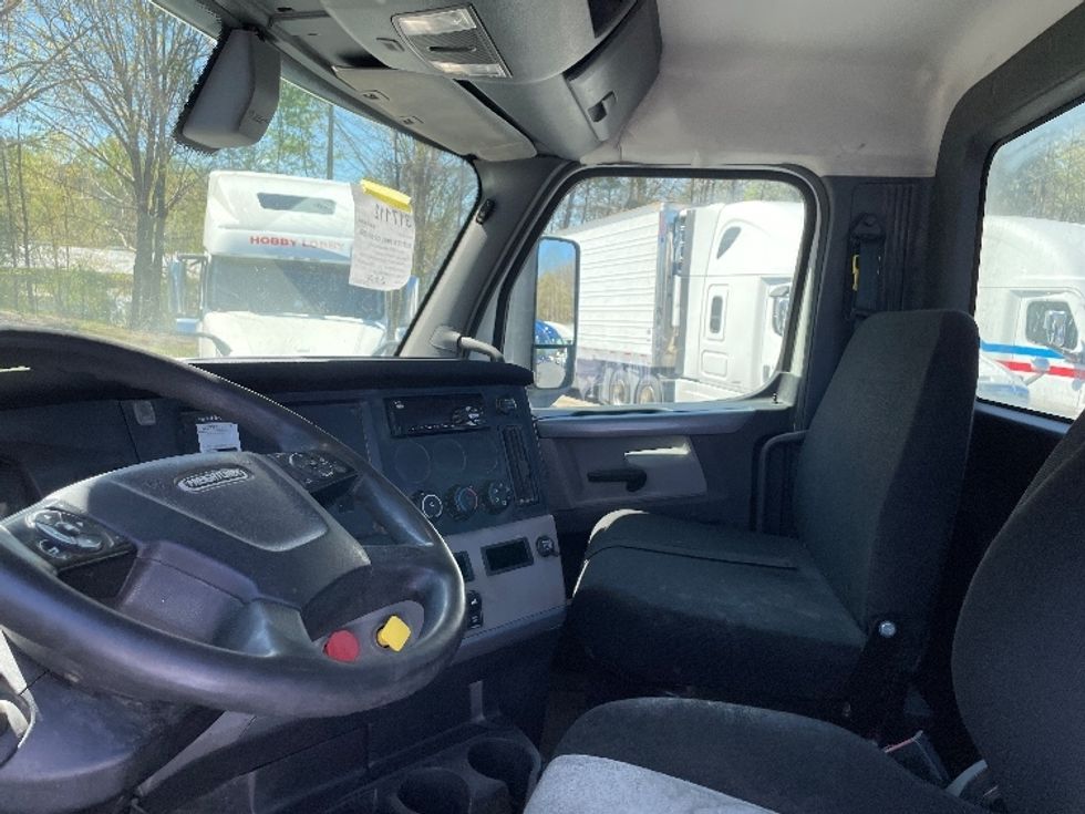 Day Cab Tractor-Heavy Duty Tractors-Freightliner-2018-T12664ST-Conover-NC-394,378\n\t\tmiles-$ 46,000 - Image 10