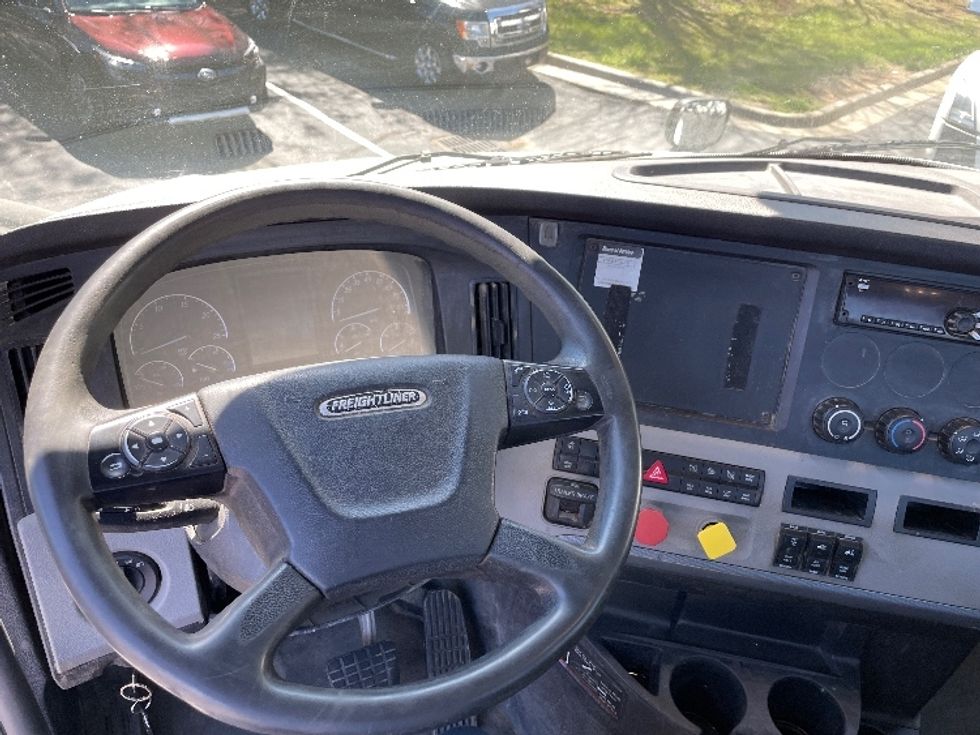 Day Cab Tractor-Heavy Duty Tractors-Freightliner-2018-T12664ST-Conover-NC-394,378\n\t\tmiles-$ 46,000 - Image 11