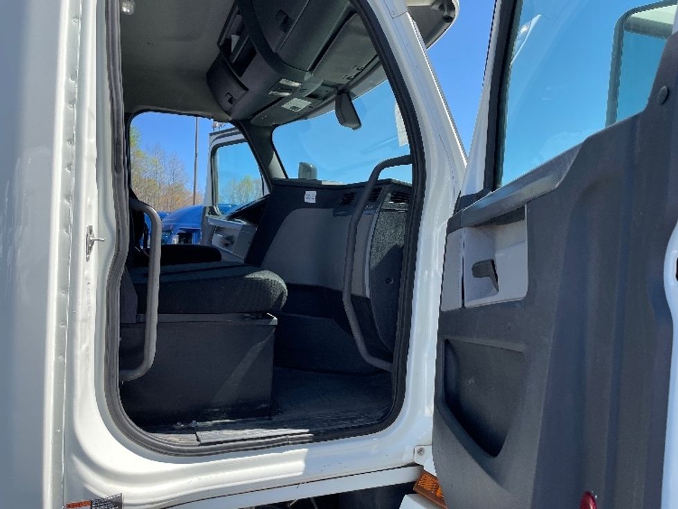 Day Cab Tractor-Heavy Duty Tractors-Freightliner-2018-T12664ST-Conover-NC-394,378\n\t\tmiles-$ 46,000 - Image 12