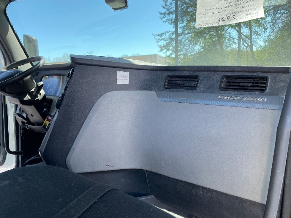 Day Cab Tractor-Heavy Duty Tractors-Freightliner-2018-T12664ST-Conover-NC-394,378\n\t\tmiles-$ 46,000 - Image 13