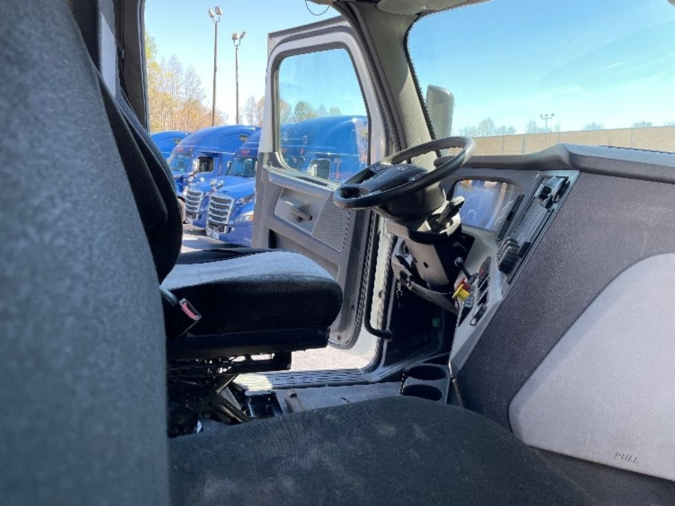 Day Cab Tractor-Heavy Duty Tractors-Freightliner-2018-T12664ST-Conover-NC-394,378\n\t\tmiles-$ 46,000 - Image 14