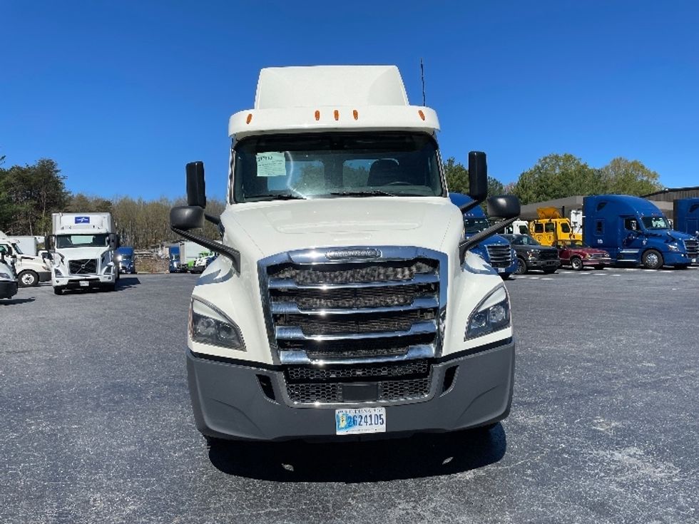 Day Cab Tractor-Heavy Duty Tractors-Freightliner-2018-T12664ST-Conover-NC-394,378\n\t\tmiles-$ 46,000 - Image 2