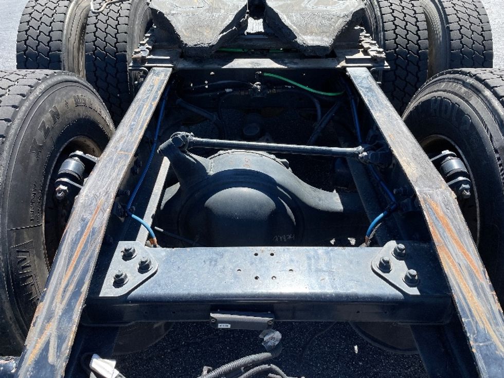 Day Cab Tractor-Heavy Duty Tractors-Freightliner-2018-T12664ST-Conover-NC-394,378\n\t\tmiles-$ 46,000 - Image 6