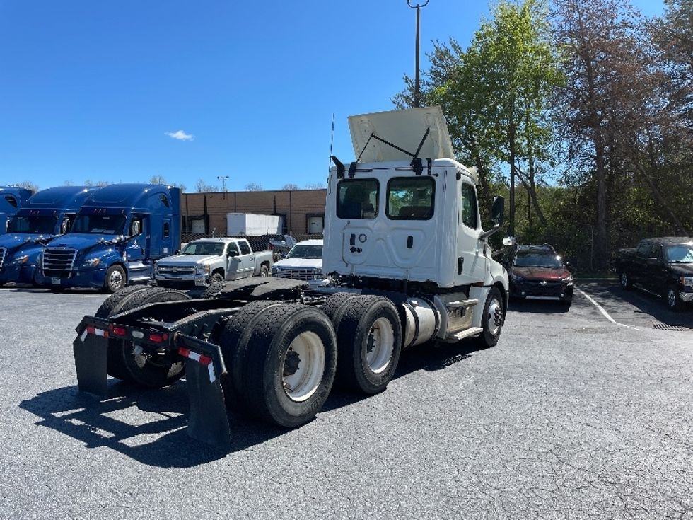 Day Cab Tractor-Heavy Duty Tractors-Freightliner-2018-T12664ST-Conover-NC-394,378\n\t\tmiles-$ 46,000 - Image 7