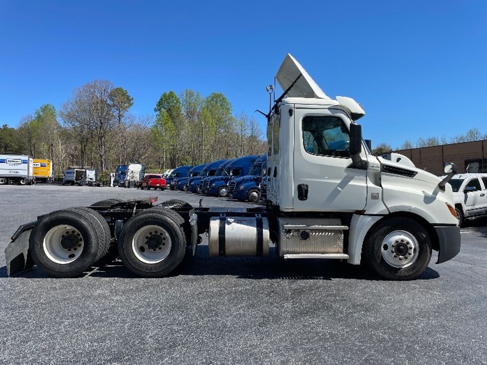 Day Cab Tractor-Heavy Duty Tractors-Freightliner-2018-T12664ST-Conover-NC-394,378\n\t\tmiles-$ 46,000 - Image 8