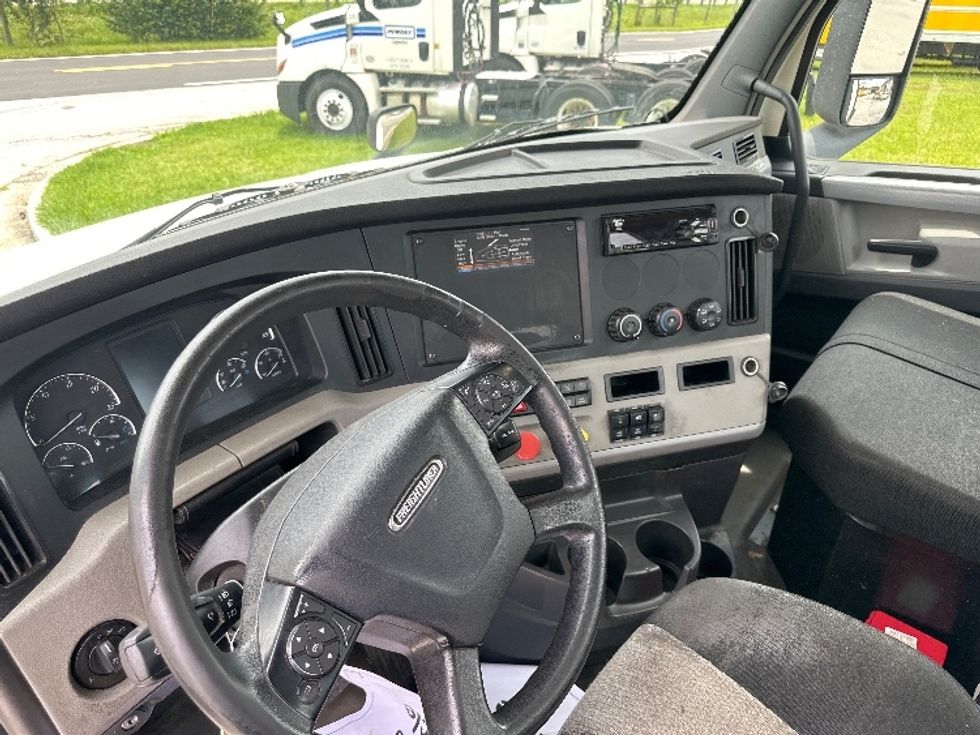 Day Cab Tractor-Heavy Duty Tractors-Freightliner-2018-T12664ST-Conyers-GA-241,982\n\t\tmiles-$ 52,750 - Image 10