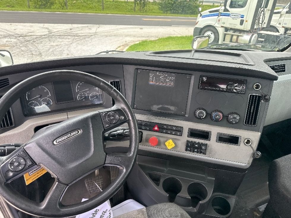 Day Cab Tractor-Heavy Duty Tractors-Freightliner-2018-T12664ST-Conyers-GA-241,982\n\t\tmiles-$ 52,750 - Image 11