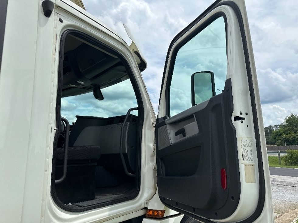 Day Cab Tractor-Heavy Duty Tractors-Freightliner-2018-T12664ST-Conyers-GA-241,982\n\t\tmiles-$ 52,750 - Image 12