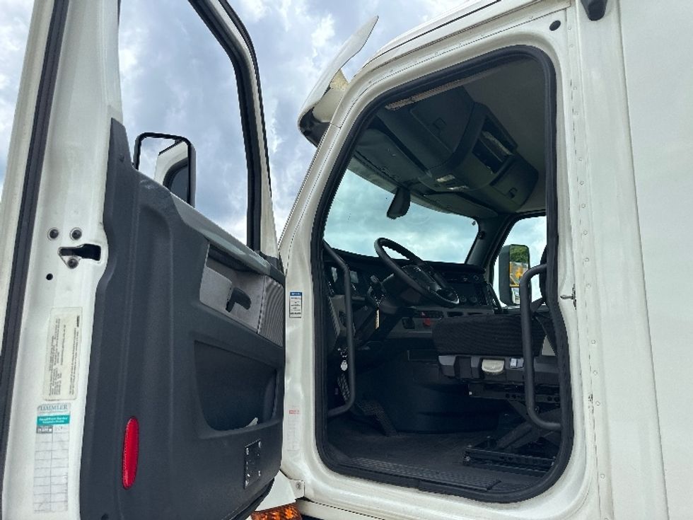 Day Cab Tractor-Heavy Duty Tractors-Freightliner-2018-T12664ST-Conyers-GA-241,982\n\t\tmiles-$ 52,750 - Image 9