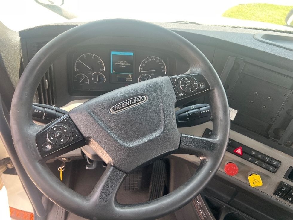 Day Cab Tractor-Heavy Duty Tractors-Freightliner-2018-T12664ST-Conyers-GA-504,064\n\t\tmiles-$ 43,750 - Image 11
