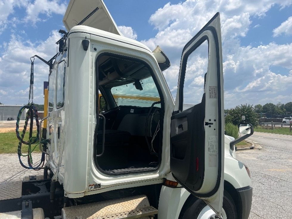 Day Cab Tractor-Heavy Duty Tractors-Freightliner-2018-T12664ST-Conyers-GA-504,064\n\t\tmiles-$ 43,750 - Image 12