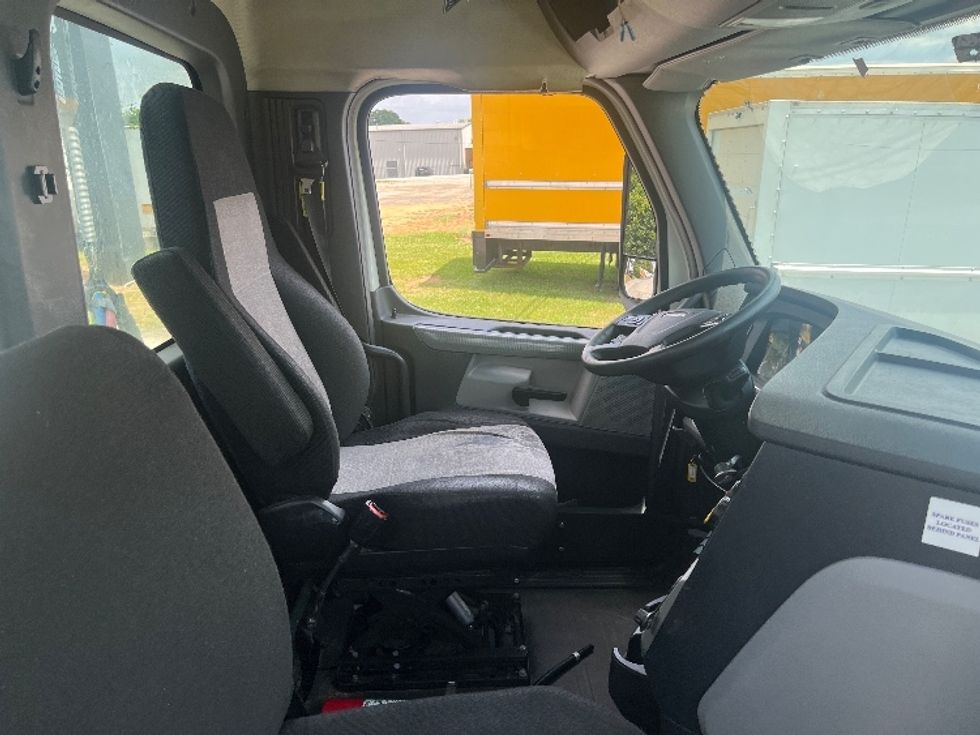 Day Cab Tractor-Heavy Duty Tractors-Freightliner-2018-T12664ST-Conyers-GA-504,064\n\t\tmiles-$ 43,750 - Image 14
