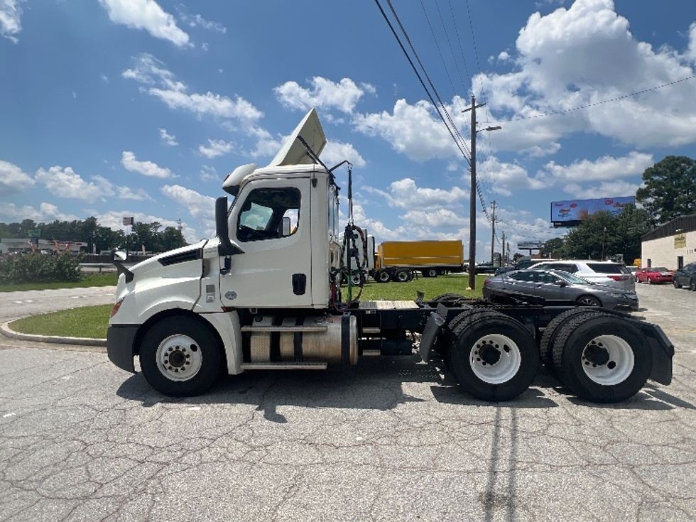 Day Cab Tractor-Heavy Duty Tractors-Freightliner-2018-T12664ST-Conyers-GA-504,064\n\t\tmiles-$ 43,750 - Image 4