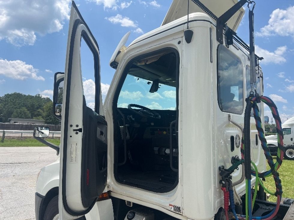 Day Cab Tractor-Heavy Duty Tractors-Freightliner-2018-T12664ST-Conyers-GA-504,064\n\t\tmiles-$ 43,750 - Image 9