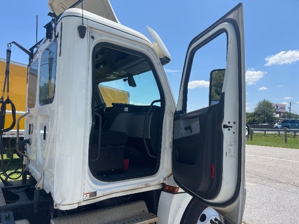 Day Cab Tractor-Heavy Duty Tractors-Freightliner-2018-T12664ST-Conyers-GA-525,133\n\t\tmiles-$ 42,000 - Image 11