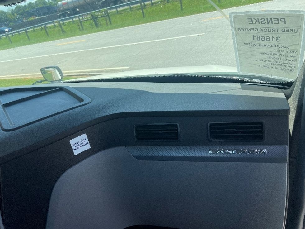 Day Cab Tractor-Heavy Duty Tractors-Freightliner-2018-T12664ST-Conyers-GA-525,133\n\t\tmiles-$ 42,000 - Image 12