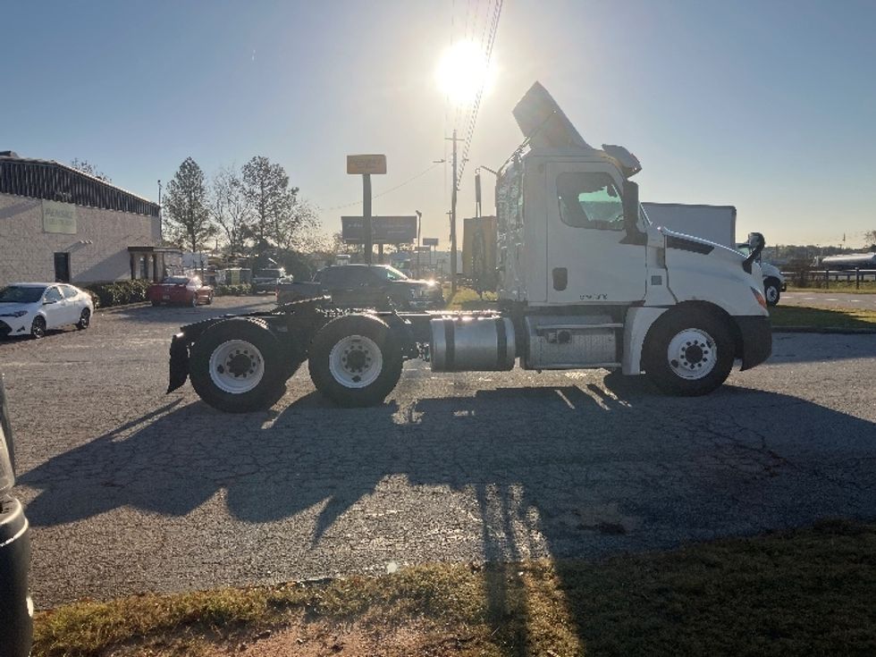 Day Cab Tractor-Heavy Duty Tractors-Freightliner-2018-T12664ST-Conyers-GA-527,155\n\t\tmiles-$ 41,750 - Image 8