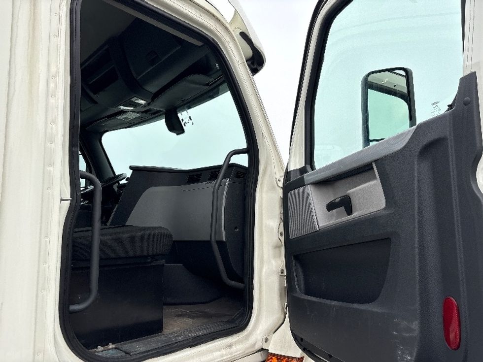 Day Cab Tractor-Heavy Duty Tractors-Freightliner-2018-T12664ST-Coxsackie-NY-459,857\n\t\tmiles-$ 33,750 - Image 12