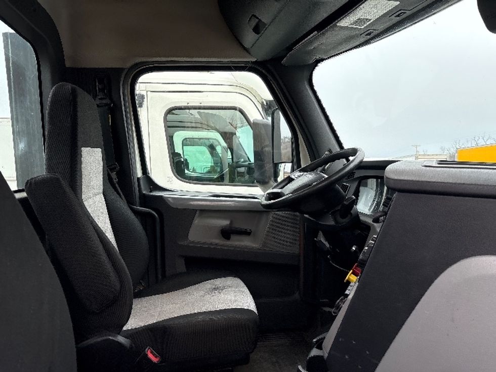 Day Cab Tractor-Heavy Duty Tractors-Freightliner-2018-T12664ST-Coxsackie-NY-459,857\n\t\tmiles-$ 33,750 - Image 13